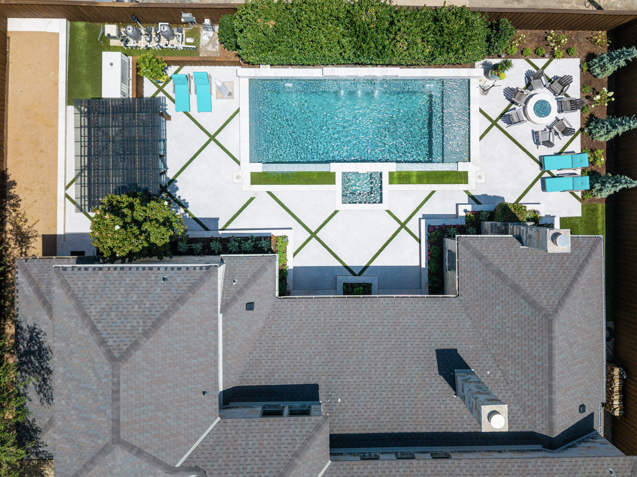 Top-down aerial of rectangular pool, spa and geometric patio in Dallas, Texas