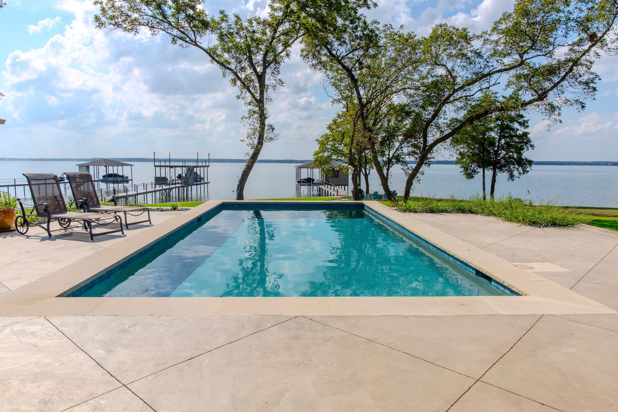 Lakefront swimming pool overlooking Richland Chambers Reservoir near Corsicana